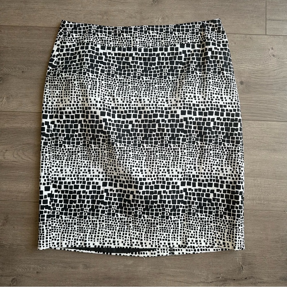 Ann Taylor Pencil skirt - black and white - size 2 petite